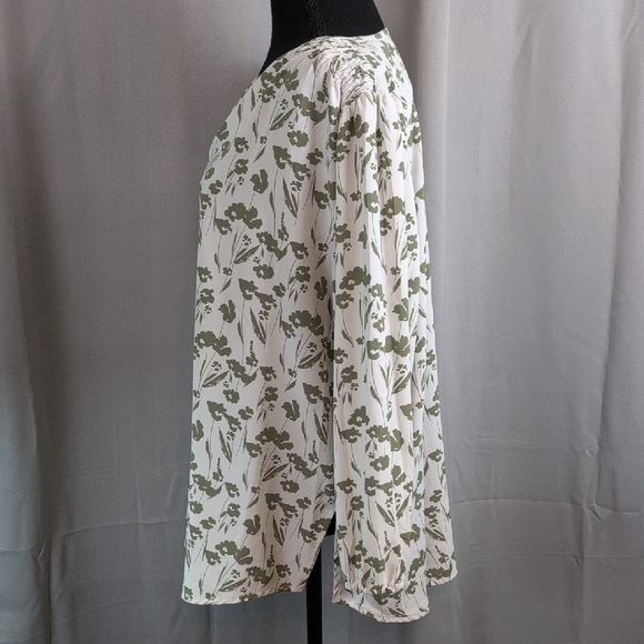 Chic Floral Blouse in Green and White - Picture 5 of 9